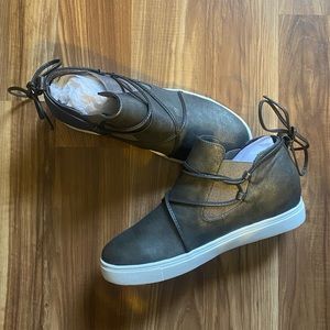 Yellow box Metallic Silver Maureen Ankle Sneakers